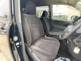 運転席まわりには十分なスペースがあり、大柄な方でもゆったり運転していただける環境です。