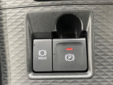 【電動パーキングブレーキ】パーキングブレーキは便利な電動式!ボタン一つで操作でき、アクセルを踏めば自動で解除されます♪レバーやペダルが無いので運転席廻りもすっきりしますね♪
