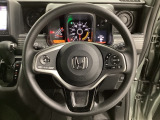 ハンドルにHondaセンシング系のクルーズコントロールやレーンキープアシストなどのスイッチと、オーディオの操作スイッチが装備されています。ハンドルから手を離さず安全に操作できます。