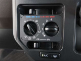 スタイリッシュなデザインのインパネ。各操作スイッチは使いやすい位置に配置されてます。