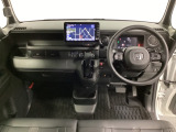 車内は光触媒抗菌消臭施工済です。スタイリッシュなデザインでスポーティなインパネ周りを演出します。グローブボックスやカップホルダーのほかにトレーなどたくさんの収納スペースが付いています。