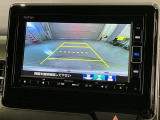 リバースギアに入れるだけで後方の表示へ切り替わります。夜間や雨の日の駐車も楽になりますよ。