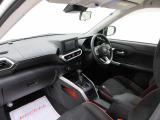 ダイハツのお店では、ダイハツ車を知り尽くしたプロフェッショナルが、専用の診断機器を使って各システムを点検しております。