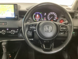 【ハンドル】運転にかかわる様々な操作を安全に行えるように視点移動が少なく操作性に配慮されたスイッチ類が凝縮されたコックピットです。