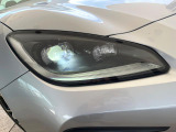 【LEDヘッドライト】悪天候や夜間走行時も良好な視界を確保し安心して運転できる高輝度LEDヘッドライトを装備!点灯速度が早く、消費電力も抑えられています。