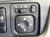 【電動格納ミラー】サイドミラーは電動格納式となっており、狭い駐車場でもキズがつくリスクを抑えられます。