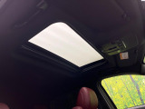 【サンルーフ】開放感たっぷりの希少装備、サンルーフが装着されています!車内に明かりを取り入れたり景色を楽しむ以外にも、車内の空気も簡単に換気できて快適です!