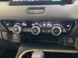【デュアルフルオートエアコン】運転席側と助手席側で独立して温度設定が可能ばエアコンです。更にシートヒーターも装備しておりスイッチONで瞬時にシートが温まります!女性や寒がりな方には大人気です♪