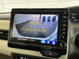 リバースギアに入れるだけで後方の表示へ切り替わります。夜間や雨の日の駐車も楽になりますよ。