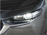 【LEDヘッドライト】悪天候や夜間走行時も良好な視界を確保し安心して運転できる高輝度LEDヘッドライトを装備。明るい上に点灯速度が早く消費電力も抑えられています。