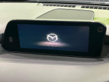 【8.8インチマツダコネクト】車内の雰囲気にマッチした大型のディスプレイ。スマホ接続でのナビ使用やBluetooth再生等、様々な機能が楽しめます。直感的なダイヤル操作が可能で、使い勝手も良好です。