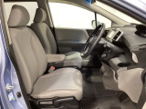 女性でも運転がしやすいように、シートの高さ調整機能(シートリフター)がついています。広い足元にゆったり座れるシートには肘掛も装備しており長距離の運転でも疲れにくいシートです。