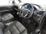 シンプルで使いやすいデザインの運転席です。