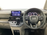 車内は光触媒抗菌消臭施工済です。スタイリッシュなデザインでスポーティなインパネ周りを演出します。グローブボックスやカップホルダーのほかにトレーなどたくさんの収納スペースが付いています。