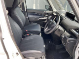 運転席まわりです。実際に座ってみて、乗り心地を体験してみてください,視界も良好です。