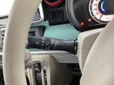 レバーをAUTOの位置にしているとき、レインセンサーが雨を感知すると、雨量に応じてワイパーが自動で作動してくれるオートワイパーを装備!設定変更で非作動にすると、間欠作動に固定されます。
