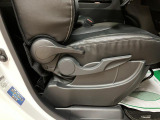 運転席シートリフターを装備しています★細かくドライビングポジションを設定できるので運転し易く、疲れにくいですね♪