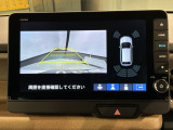リバースギアに入れるだけで後方の表示へ切り替わります。夜間や雨の日の駐車も楽になりますよ。