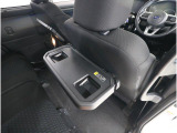 フロントシートの背面には便利なトレーを装備しています。車内での食事やドリンクを置くだけでなく、ノートPCやタブレットを使用するときにも活躍します。長時間のドライブや休憩時にも快適さを提供します
