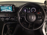 【ハンドル】運転にかかわる様々な操作を安全に行えるように視点移動が少なく操作性に配慮されたスイッチ類が凝縮されたコックピットです。
