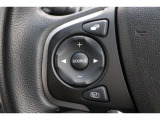 ハンドル左部分でオーディオ操作が可能。そのため、運転中でも目線をずらさずに安全運転♪スマートフォンを接続してハンズフリー通話も可能です。
