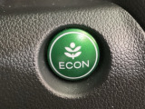 ECON モードをON にするとアクセルペダルの動きに対するエンジンの反応とエアコンの制御を切り換えることで、燃費のいい運転をするドライバーがペダルを踏んだ時と同じようにエンジンを制御します。