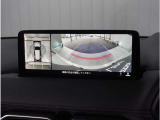 【360&deg;ビュー・モニター】専用カメラにより上から見下ろしたような視点で360度クルマの周囲を確認することができます。駐車が苦手な方でも縦列駐車や幅寄せ時に活躍してくれます。