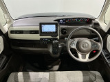 使いやすいレイアウトのダッシュボード周辺です。オートエアコンや小物入れなど嬉しい装備が満載です。