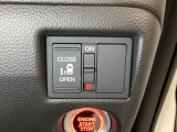 左側電動スライドドアは運転席からでも操作ができるように、ハンドル付近に開閉の操作スイッチが付いています。