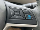 プロパイロット、高速道路や自動車専用道路を運転中にアクセル・ブレーキ・ハンドル操作をクルマがアシストしてくれます。