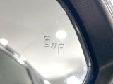 【ブラインドスポットモニター】走行中、ドアミラーの死角になりやすい箇所に後続車が接近するとサイドミラーのレンズに警告を表示!ドライバーに注意喚起をしてくれます。
