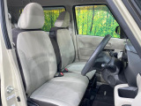 運転席シート廻りは使用感も少なく、良好な状態となっています。前オーナー様が丁寧に使っていたことがよくわかりますね。