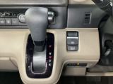 CVT車のセレクトレバーです。低速から高速まで、変速ショックのないスムーズな走りと、エンジン効率のよい領域を維持して燃費にも貢献します。サイドブレーキはスイッチ操作の電子制御パーキングブレーキです。