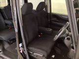 女性でも運転がしやすいように、シートの高さ調整機能(シートリフター)がついています。運転席と助手席の間が空いている為、助手席側への移動がスムーズです。交通量の多い道でも助手席側から乗り降りができます。