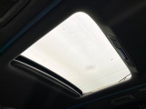 【サンルーフ】ボタンひとつで開閉可能!開放感たっぷりのサンルーフが装着されています!車内に明かりを取り入れたり景色を楽しむ以外にも、よどみがちな車内の空気も簡単に換気できて快適です!