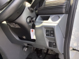横滑りを防ぐVSAなどのスイッチは、運転席の右側、手の届きやすい位置にあります。