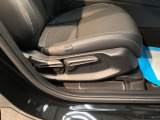 【シートレバー】ただ座るだけじゃない、運転のしやすさを決める大事なスイッチ。視界を広げたり、腰への負担を減らしたり。体型に合わせてジャストフィットさせるこの瞬間、さあ走るぞって気合が入ります。
