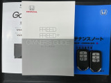 スマートキーは鍵をバッグに入れたままでもドアロックの開閉やエンジンのON・OFFができます。夜間や雨の日も鍵を探さなくて良いので便利です。