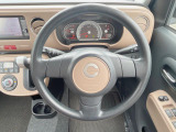 インテリアに合わせたデザインのステアリングは、運転される方のことも考え、運転しやすい形状、大きさです。是非一度、実際に触ってお確かめください。