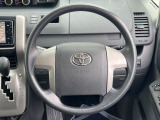 インテリアに合わせたデザインのステアリングは、運転される方のことも考え、運転しやすい形状、大きさです。是非一度、実際に触ってお確かめください。