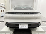 オプション:サイドウインドウ トリム(ハイグロス ブラック)、アンビエントライト、PORSCHEロゴLEDドアカーテシーライト、プライバシーガラス