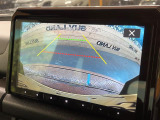 【バックカメラ】駐車時に後方がリアルタイム映像で確認できます。大型商業施設や立体駐車場での駐車時や、夜間のバック時に大活躍!