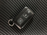 スマートキーを装備しています☆カギをカバンやポケットに入れて頂いた状態でドアロックの開閉やエンジンスタートをして頂けますよ!とても便利な装備です!