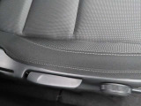 運転席シートはシートリフト機構付きで様々な体格の人に対応致します