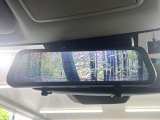 【デジタルインナーミラー】後席の大きな荷物や同乗者で後方が確認しづらい時でも安心!カメラが撮影した車両後方の映像をルームミラー内に表示。クリアな視界で状況の確認が可能です!