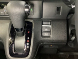 CVT車のセレクトレバーです。低速から高速まで、変速ショックのないスムーズな走りと、エンジン効率のよい領域を維持して燃費にも貢献します。サイドブレーキはスイッチ操作の電子制御パーキングブレーキです。