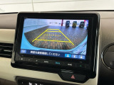 リバースギアに入れるだけで後方の表示へ切り替わります。夜間や雨の日の駐車も楽になりますよ。