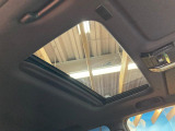 【サンルーフ】開放感たっぷりの希少装備、サンルーフが装着されています!車内に明かりを取り入れたり景色を楽しむ以外にも、車内の空気も簡単に換気できて快適です!