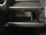 【グローブボックス】車検証入れ等の収納に便利です♪