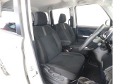 運転席シートです。座り心地を高めた座面構造となっておりますので、近場へのちょっとした移動やロングドライブ時など、どんな時でも快適なドライビングを楽しんでいただく事が可能です。